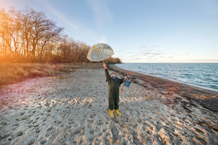 Family Resort Ostsee Kind Mit Regenschirm