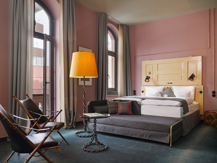 Niche Traveller 25h Alteshafenamt Hamburg
