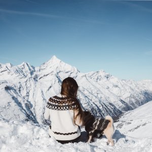 Schweiz Reise Zermatt Frau Mit Hund Alpenpanorama