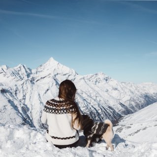 Schweiz Reise Zermatt Frau Mit Hund Alpenpanorama
