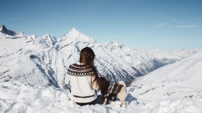 Schweiz Reise Zermatt Frau Mit Hund Alpenpanorama