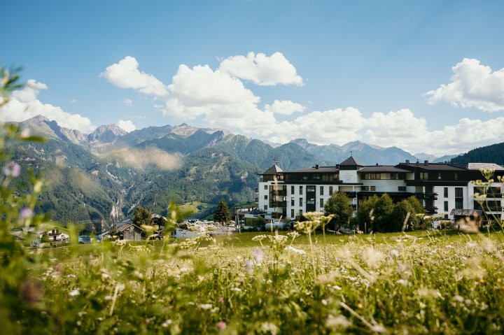 Familienurlaub in den bergen schlosshotel fiss outdoor